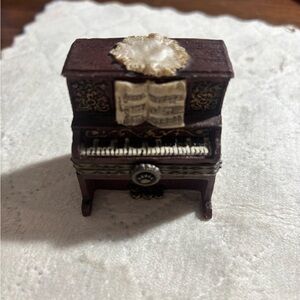Miniature Boyd’s bear Brown Piano with mouse figurine